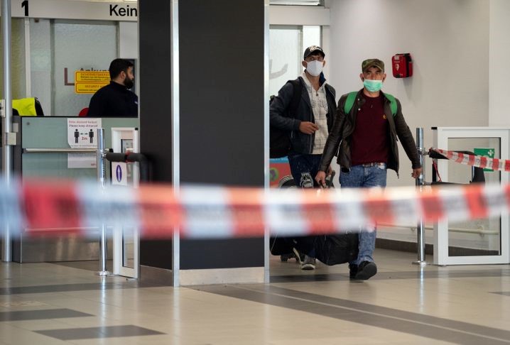Ankunft von Erntehelfern am Berliner Flughafen Schönefeld: Strenge Auflagen